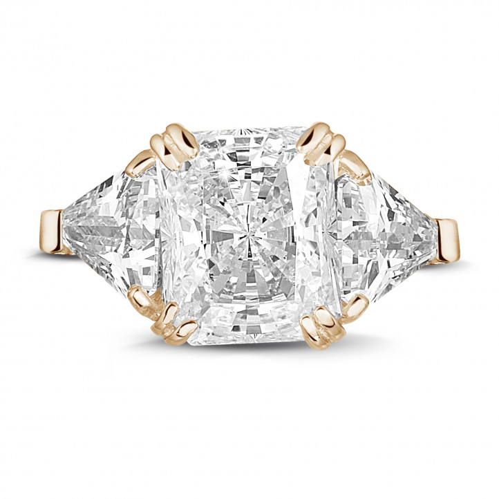 Ring in rood goud met radiant diamant en triangle diamanten