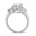 Ring in wit goud met cushion diamant en ronde diamanten