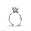 2.00 karaat diamanten solitaire ring in wit goud met zijdiamanten