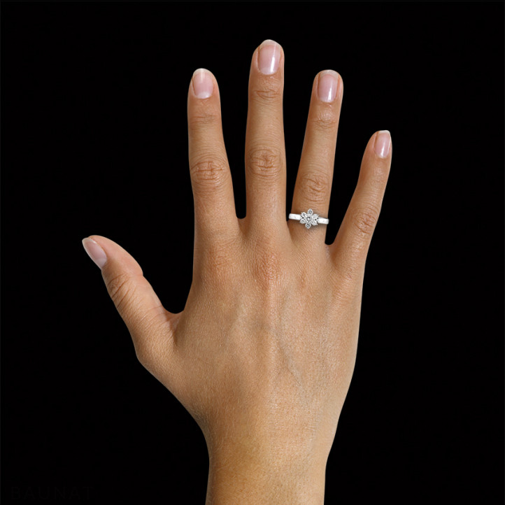 0.50 karaat diamanten bloemenring in wit goud