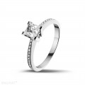 0.75 karaat solitaire ring in platina met princess diamant en zijdiamanten