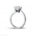 2.00 karaat solitaire ring in platina met princess diamant en zijdiamanten