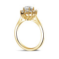 0.90 karaat entourage ring in geel goud met ovale diamant