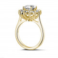 2.85 karaat entourage ring in geel goud met ovale diamant