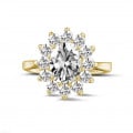 2.85 karaat entourage ring in geel goud met ovale diamant