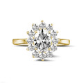 1.85 karaat entourage ring in geel goud met ovale diamant