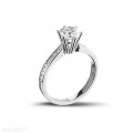 0.90 karaat diamanten solitaire ring in platina met zijdiamanten