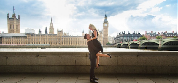 Mücevher alışverişi için harika bir yer olan Londra'da Big Ben'in önünde bir erkek ve kadın birlikte poz veriyor 