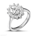 2.85 karat oval pırlantalı platin entourage yüzük