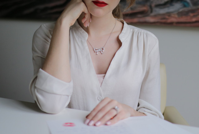 Woman with beautiful ladies necklace from BAUNAT in the shape of a butterfly