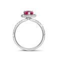 白金光环钻戒，镶嵌一颗粉色、梨形切割蓝宝石和圆形钻石
