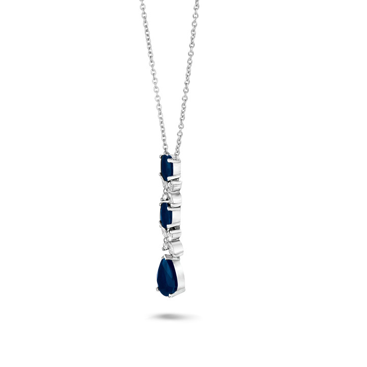 白金钻石项链，镶嵌一颗梨形蓝宝石和两颗椭圆形蓝宝石