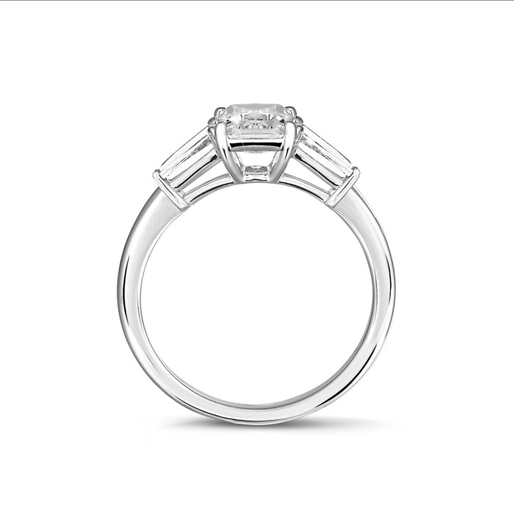 1.00 克拉白金三钻戒指，镶嵌公主方钻和梯形钻石
