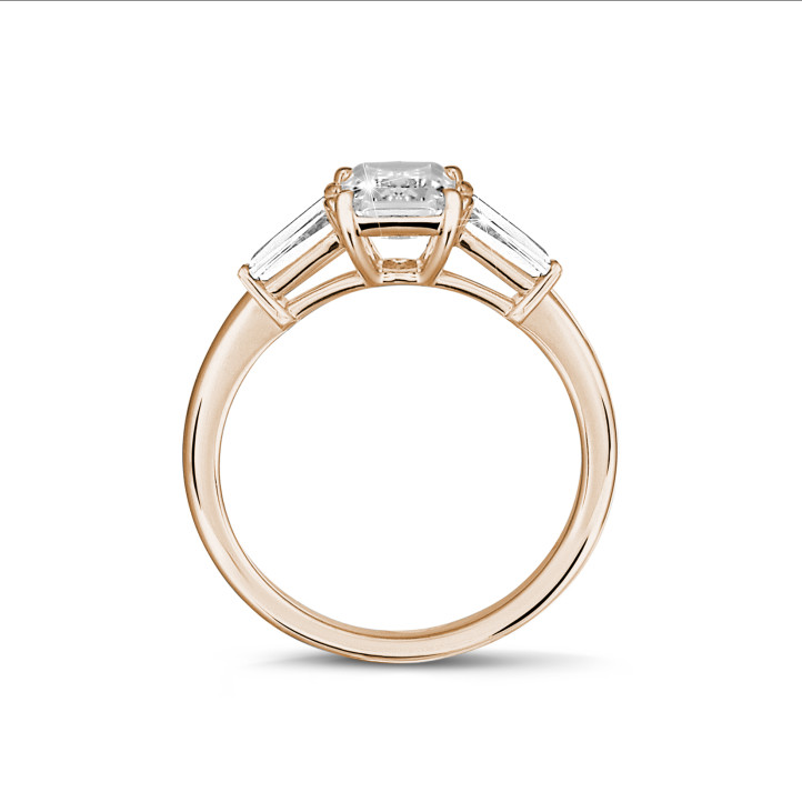 1.00 克拉玫瑰金三钻戒指，镶嵌公主方钻和梯形钻石
