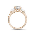 1.00 克拉玫瑰金三钻戒指，镶嵌椭圆形钻石和梯形钻石