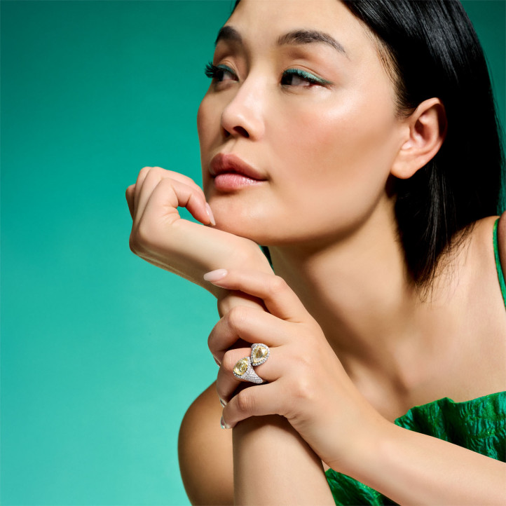 独一无二之选——4.73克拉黄白双色金双主石戒指