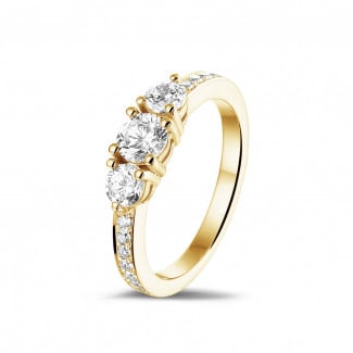 钻石求婚戒指 - 爱情三部曲1.10克拉三钻黄金戒指 - 戒托群镶小钻