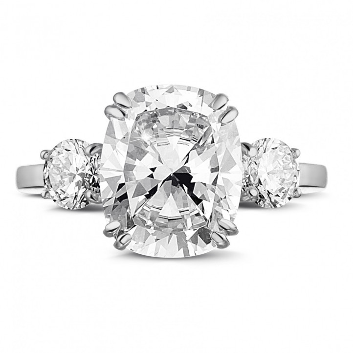 三钻白金枕形钻石戒指（镶嵌枕形钻石和圆形钻石）